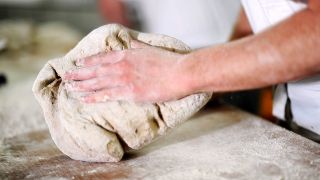 Ein Bäcker knetet Suaerteig (Foto: imago/anamel)