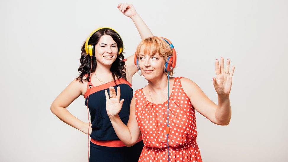 Zwei Frauen hören Musik, Foto: Colourbox