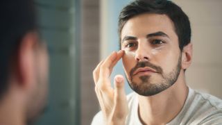 Mann trägt Gesichtscreme auf, Bild: imago-images