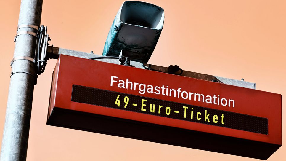 FOTOMONTAGE, Infotafel an einem Bahnsteig mit Aufschrift 49-Euro-Ticket, Foto:IMAGO/Christian Ohde