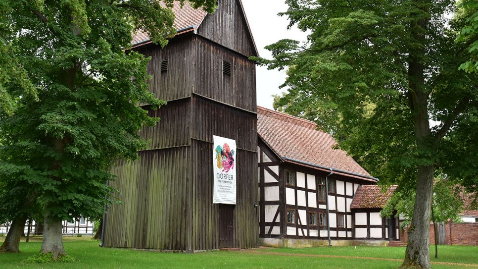 Die Dorfkirche Rägelin ist ein Fachwerkbau und stammt aus dem 17.Jahrhundert, Bild: Antenne Brandenburg / Bjoern Haase-Wendt
