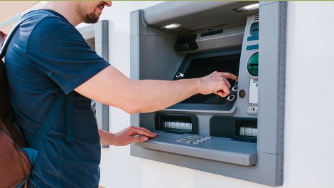 Mann am Geldautomat, Bild: Colourbox