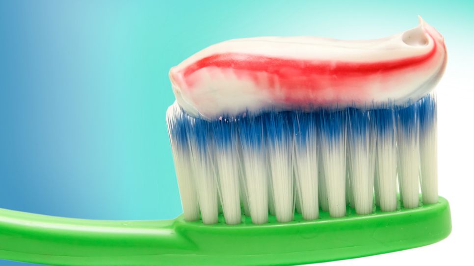 Zahnbürste mit Zahnpasta, Foto: colourbox