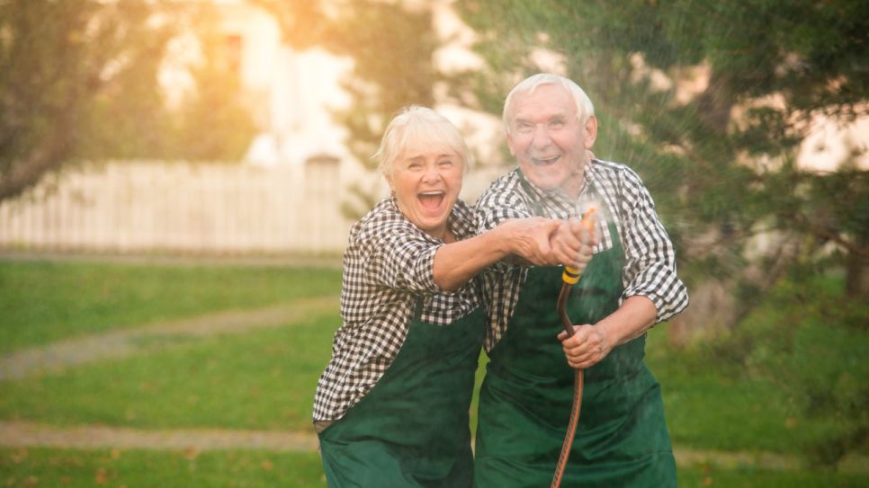 Zwei Rentner im Garten, Foto: Colourbox