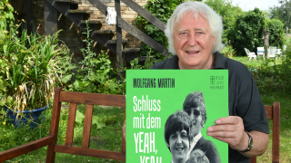Wolfgang Martin mit Poster zum Buch