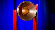 Mehr als ein Lautsprecher und ein paar Bretter: das ist die Trophäe des New Music Award vor, angerichtet vor einem blauen Vorhang. (Foto: Stephan Flad/rbb/mdr)