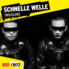 Das Berliner Duo "twocolors" steht vor einem schwarzen Hintergrund, verschränken beide die Arme und tragen Sonnenbrillen. Das Bild ist schwarz-weiß. | Quelle: Jonas Friedrich, Collage Fritz
