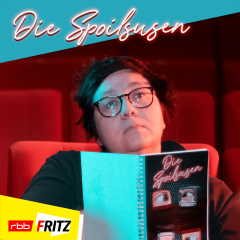 Spoilsuse Anna Wollner sitzt im Kino und hält ein Programmheft in der Hand (Bildquelle: Fritz)