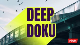 Oberirdische U-Bahntrasse in Berlin hinter dem Schriftzug "Deep Doku". (Bildquelle: rbb Kultur)