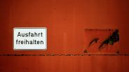 Rot-braune Wand mit Schild "Ausfahrt freihalten" (Foto: cydonna l photocase.com)