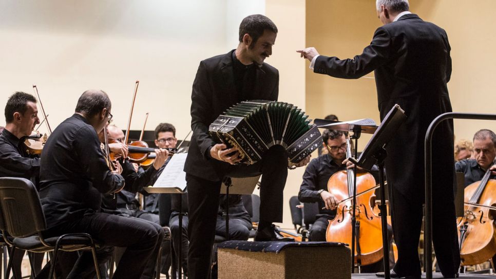 ARCHIV: Omar Massa mit Orchester (Bild: Pantonale/Alex Vlad)
