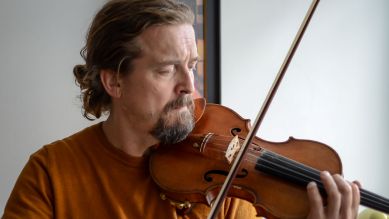 Christian Tetzlaff mit seiner Geige (Stefan-Peter Greiner, Bonn, 2000)