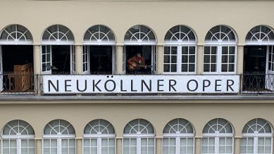 Fassade der Neuköllner Oper mit geöffneten Fenstern