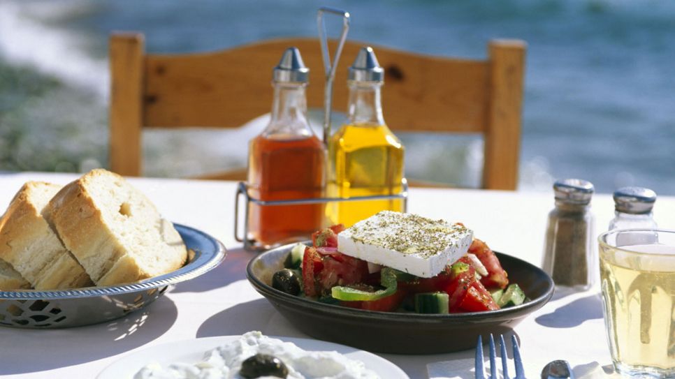 Griechenland: Gedeckter Tisch am Meer (Bild: picture alliance / imageBROKER)