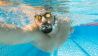 Ein Schwimmer beim Freestyle-Kraulen unter Wasser.