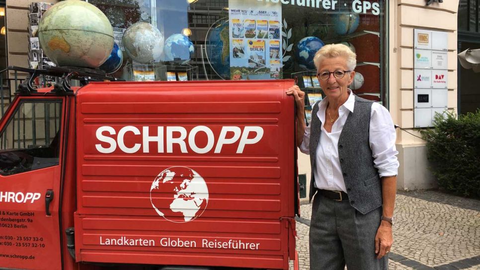 Buchhändlerin Regine Kiepert vor ihrer Buchhandlung "Schropp - Land & Karte" (Bild: rbb/Wolf Siebert)
