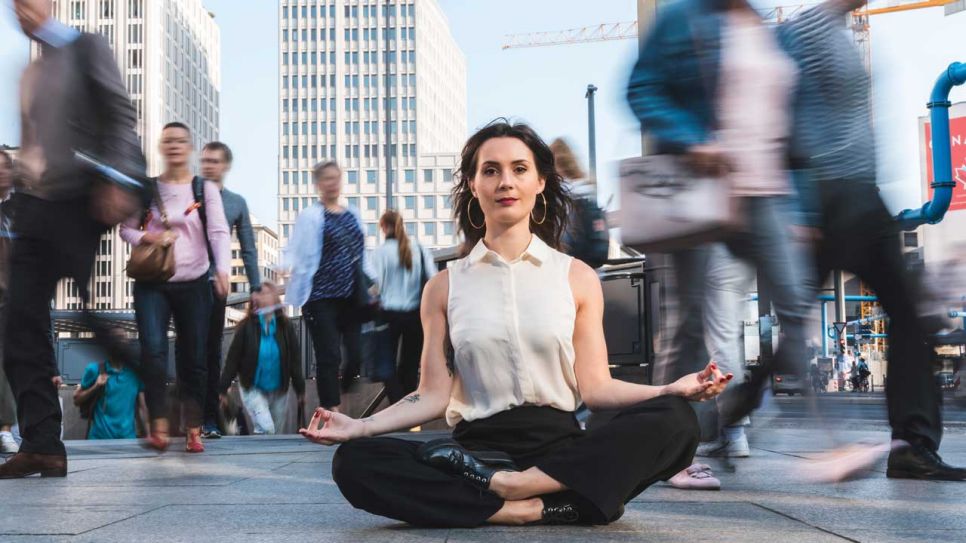 Junge Frau macht Yoga am Potsdamer Platz