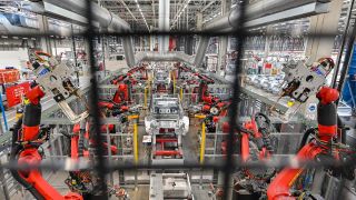  Grünheide: Roboter verschweißen die Karosserie eines Elektrofahrzeuges vom Typ Model Y im Werk der Tesla Gigafactory Berlin Brandenburg