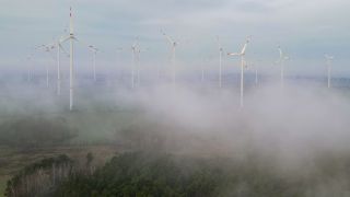Nebel zieht Ã¼ber die Landschaft mit einem Windenergiepark im Landkreis Oder-Spree in Ostbrandenburg.
