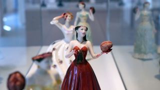 „Broken Ladies“ der schottischen Künstlerin Jessica Harrison sind in der neuen Sonderausstellung „Das Gehirn in Wissenschaft und Kunst“ im Medizinhistorischen Museum (BMM) der Charité ausgestellt_foto: dpa/Soeren Stache