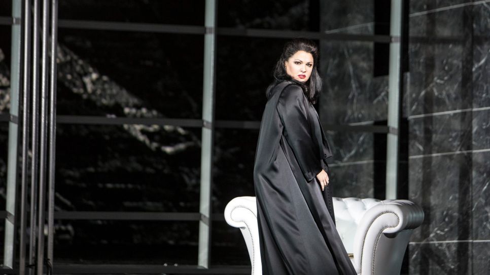 Anna Netrebko als Lady Macbeth in einer Szene aus Macbeth an der Staatsoper Berlin