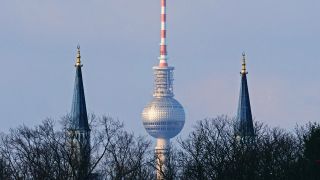 Vom Tempelhofer Feld aus gesehen, steht der Berliner Fernsehturm mittig hinter den TÃ¼rmen der Sehitlik-Moschee in NeukÃ¶lln (Bild: dpa / Wolfram Steinberg)