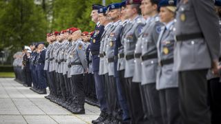 Soldaten verschiedener StreitkrÃ¤fte wÃ¤hrend des Abschlussappells im Bundesministerium der Verteidigung zur WÃ¼rdigung der Mali EinsÃ¤tze der Bundeswehr