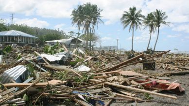 ARCHIV - Der verwüstete Strand bei dem Ort Lalomanu an der Südküste Samoas (Bild: dpa)