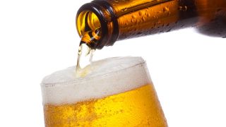 Bier wird in ein Glas gegossen (Bild: colourbox.com)