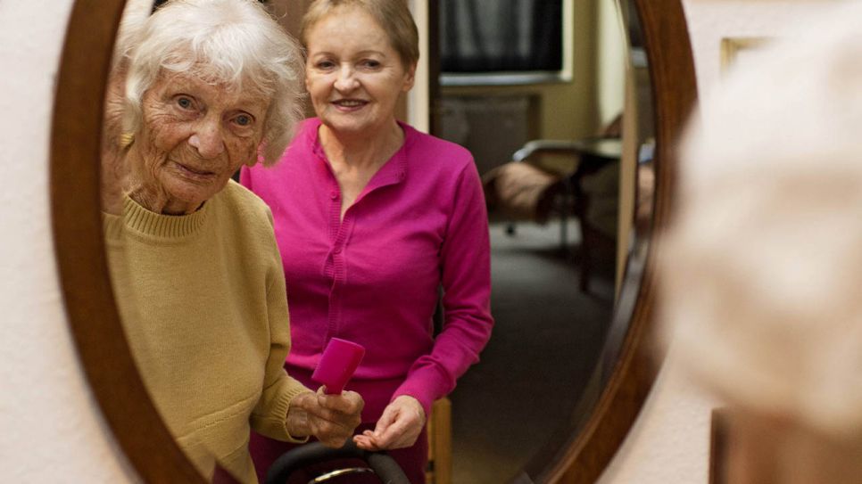 Eine Krankenschwester betreut eine 90-jährige Frau in ihrer Wohnung (Bild: imago/epd)