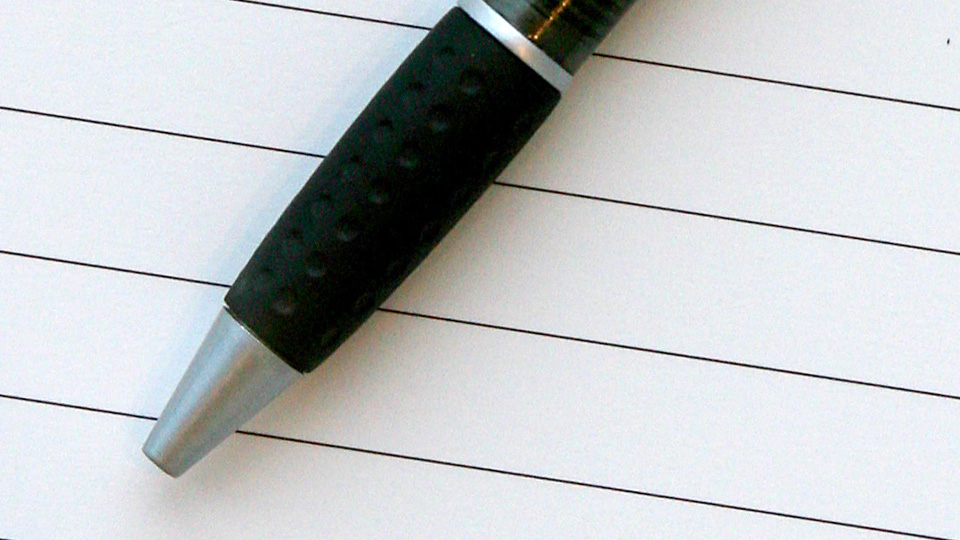 Ein Kugelschreiber liegt auf einem Notizblock (Bild: dpa)