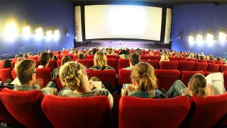 Studenten sitzen am 17.10.2011 in einem großen Kinosaal (Foto: dpa)
