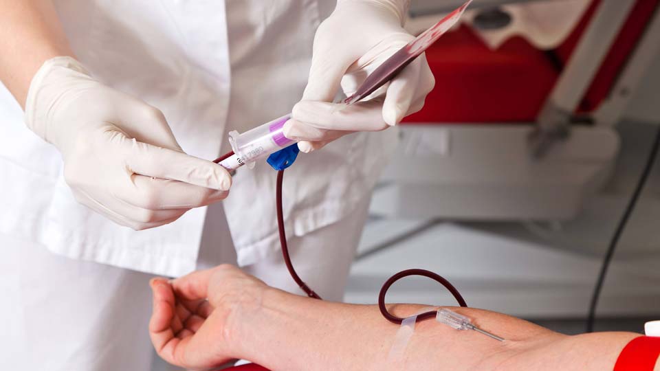 Eine Krankenschwester nimmt einem Patienten Blut ab (Bild: imago/blickwinkel)