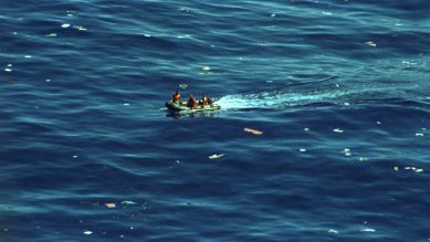 Ein Boot der US Küstenwache sucht am 07.02.1996 zwischen den Überresten der Boeing 757 der Fluggesellschaft Briginair vor der Küste der Dominikanischen Republik nach Opfern. (Bild: dpa)