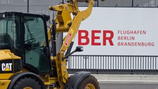 Ein Radlader steht am Terminal des neuen Flughafens Berlin Brandenburg Willy Brandt (BER) in Schönefeld. (Bild: dpa)