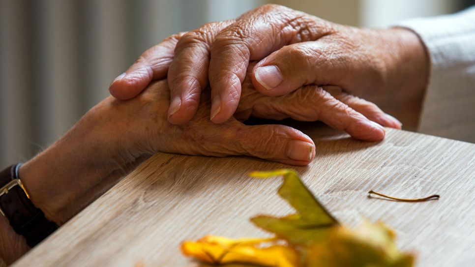 Symbolfoto zum Thema Sterbehilfe. Zwei alten Menschen legen die Hände übereinander. (Bild: dpa)