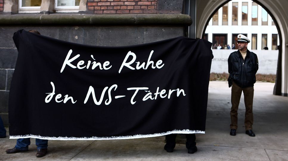 Transparent: Keine Ruhe den NS-Tätern © Oliver Berg/dpa