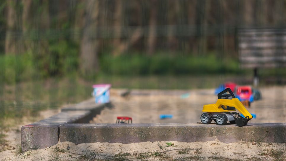 Zurückgelassenes Spielzeug auf einem Spielplatz in Brandenburg; © dpa/Westend61/Anke Scheibe