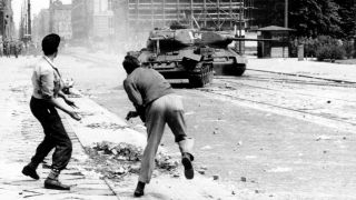 Volksaufstand 17. Juni – Demonstranten werfen Steine auf Panzer; © dpa/AP