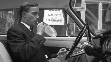 Der Kaufmann Rolf Werner (am Steuer) hatte die Idee, die bisher nur von der Polizei benutzten Alkoholteströhrchen der Allgemeinheit zugänglich zu machen, 1963; © dpa/Heinz Ducklau