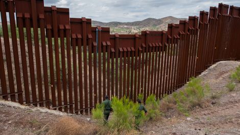 Grenzzaun Mexiko und USA – 2 Agenten der U.S. Border Patrol, Nogales, Arizona 2013; © dpa/Will Seberger