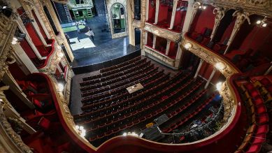 Symbolfoto – Blick in den leeren Zuschauersaal des Theaters Berliner Ensemble; © dpa/Jens Kalaene