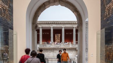 Pergamonmuseum: Besucher gehen durch das Ischtar-Tor © Paul Zinken/dpa