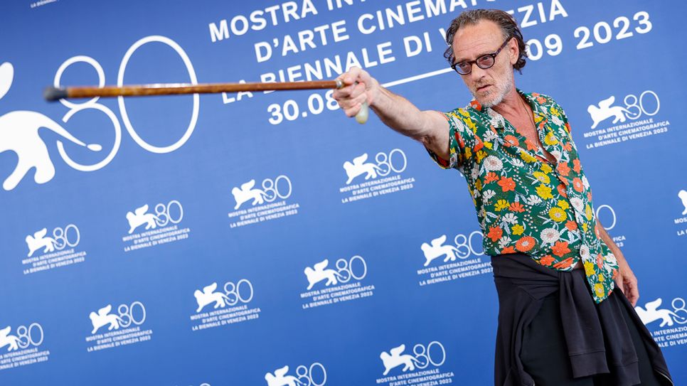 Massimiliano Rossi, Schauspieler aus Italien, gestikuliert beim Fototermin für den Film «Comandante» bei den 80. Internationalen Filmfestspielen in Venedig; © dpa/Invision/AP/Vianney Le Caer