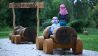 Waldspielplatz Blankenfelde: Kinder spielen auf hölzernen Autos auf dem Weg zum Ziel; © dpa/Britta Pedersen