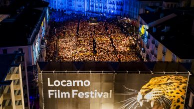 Die Zuschauer warten auf den Beginn einer Filmvorführung auf der Piazza Grande während des 76. Internationalen Filmfestivals von Locarno; © dpa/KEYSTONE/Jean-Christophe Bott
