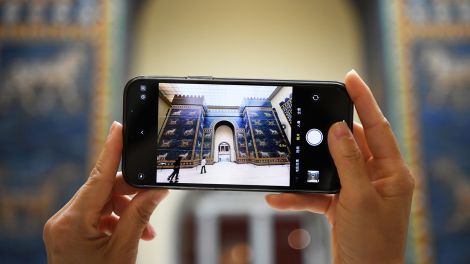 Pergamonmuseum: Ishtar-Tor auf Smartphone-Display, Berlin 2022; © dpa/XinHua/Ren Pengfei