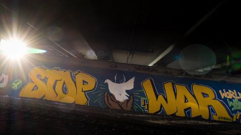 Frieden – "Stop War"-Graffito, Frankfurt/Main; © dpa/Florian Gaul