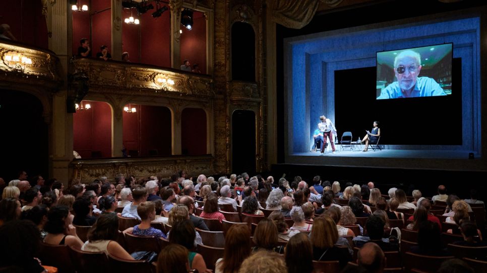 Zum Internationalen Literaturfestival Berlin stellt Schriftsteller Salman Rushdie, live aus New York zugeschaltet, sein Buch «Victory City» vor, während ihn sein Freund und Schriftsteller Daniel Kehlmann von der Bühne aus begrüßt; © dpa/Annette Riedl