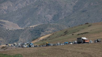 Ethnische Armenier aus Berg-Karabach fahren mit ihren Autos auf der Straße von Berg-Karabach nach Goris; © dpa/AP/Vasily Krestyaninov